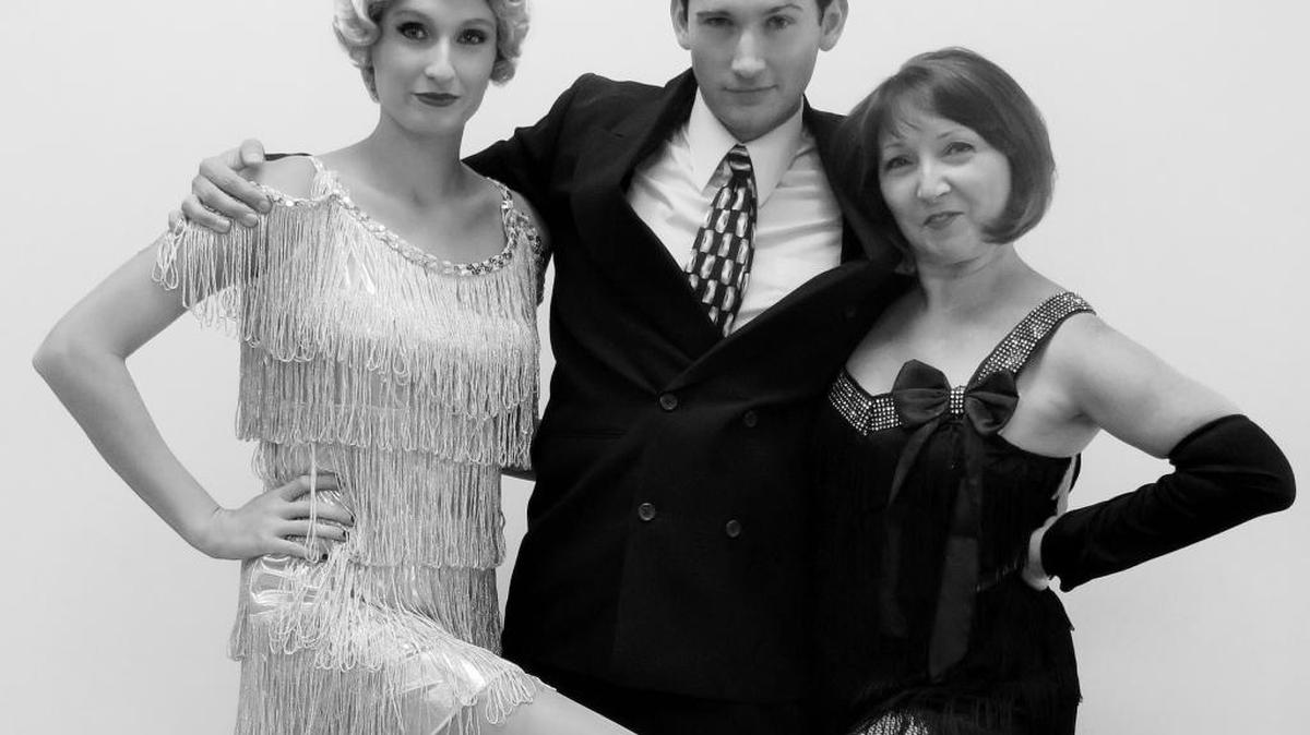 
 Dawn Schmid, left, as Roxie Hart, Mitch Ellis-Yapp as Billy Flynn and Kathy Piercy as Velma Kelly star in the Curtain’s Up Theater Company production of “Chicago.”


