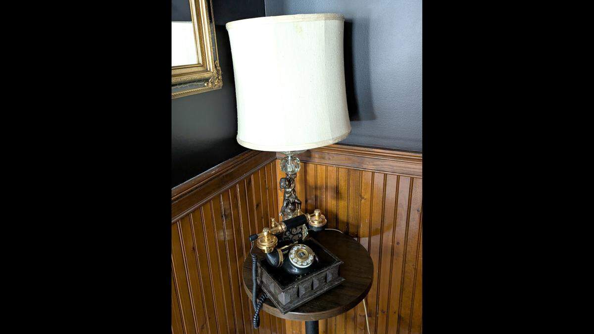 This old phone and decorative lamp are at the entrance of Rachel’s Sidebar.