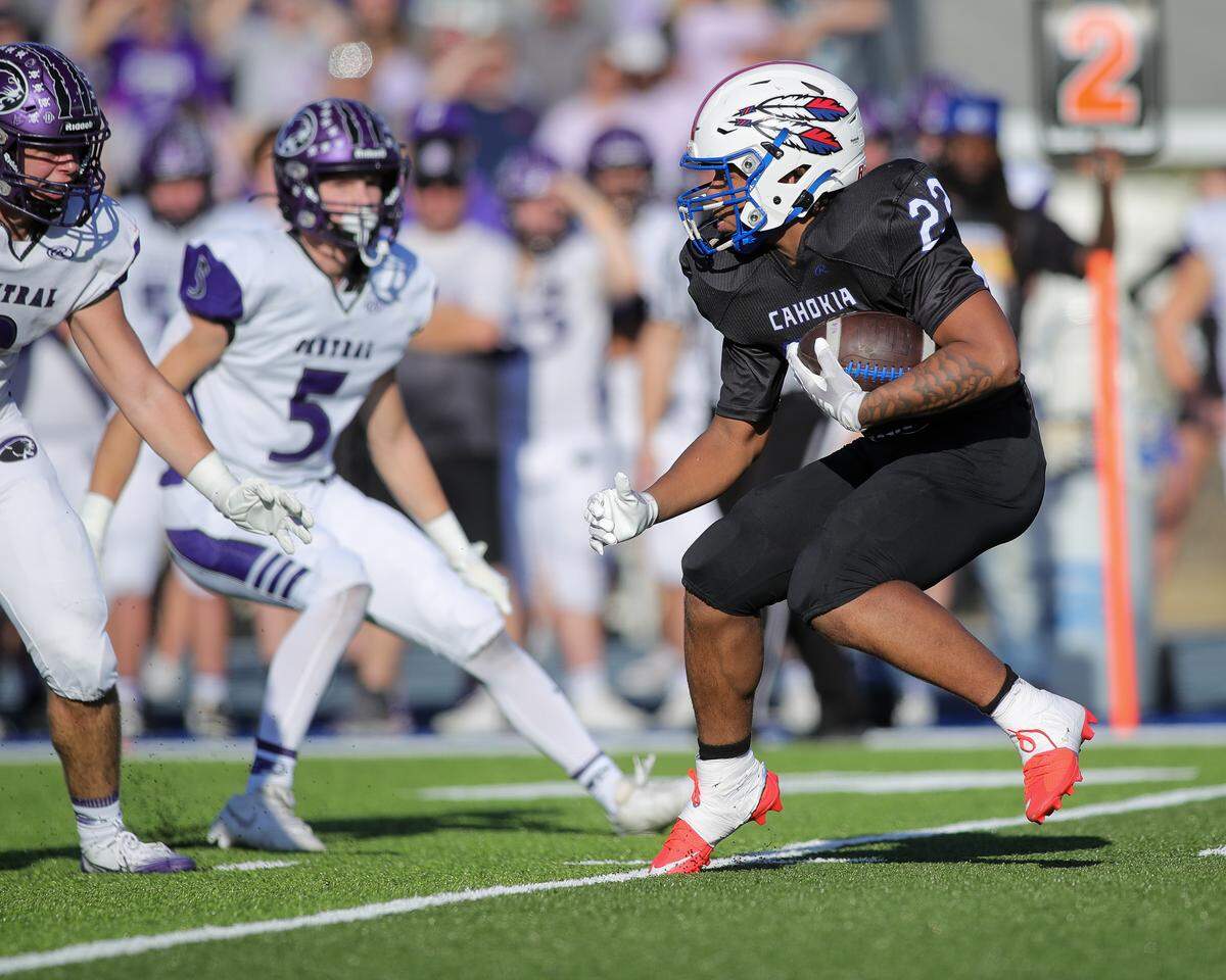Cahokia’s Machai Henderson carries the ball during the IHSA Class 4A quarterfinal playoff game against Breese Central Saturday.