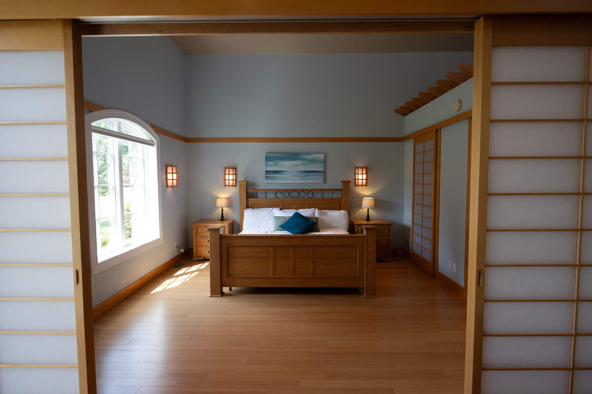 The guest home is inspired by the Japanese Edo period, featuring sliding doors and rice paper-like coverings.