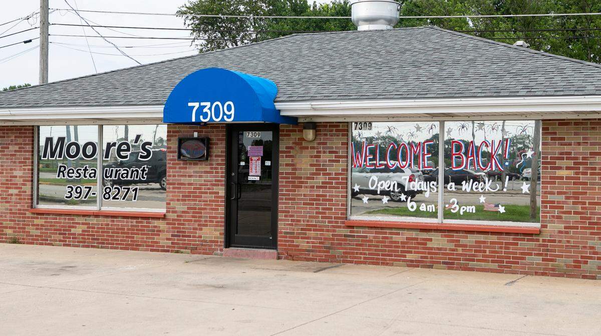 Moore’s Restaurant opened in 1985 in a building on Old St. Louis Road in Belleville that formerly housed Wainwrights burger joint.