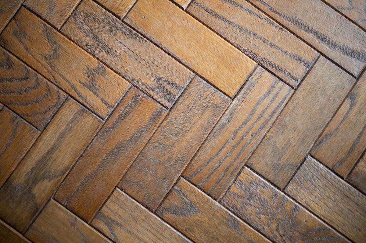 The main floor is laid with herringbone hardwood tiles, a rare and expensive flooring.