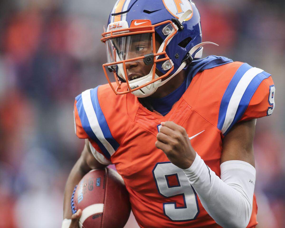 East St. Louis quarterback Robert Battle carries the ball during the IHSA Class 6A state championship game against Prairie Ridge.