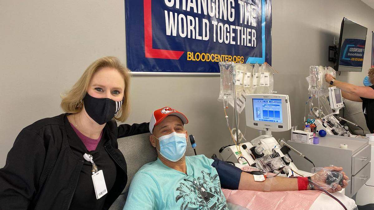 Tracy Ozee, Donor Services Supervisor servicing Craig Meseke, Maryville, Illinois