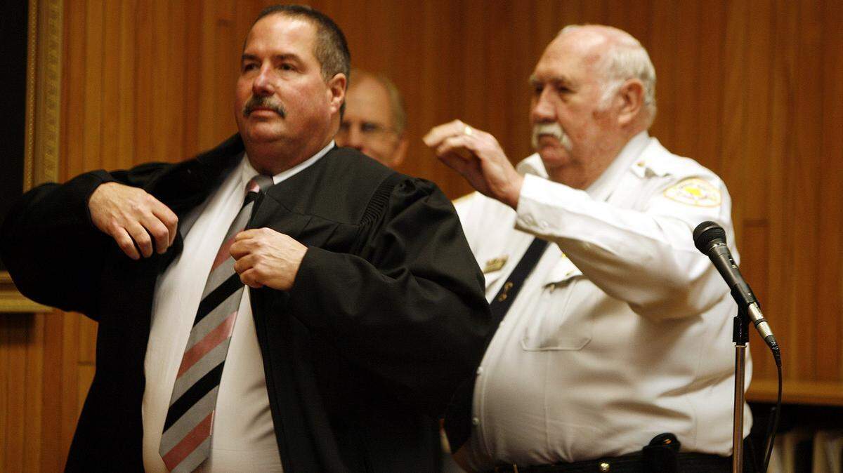 In this file photo from April 2008, Judge Randall Kelley is assisted by Chief Bailiff Tom Burns as the then-associate judge puts on his new robe. Kelley headed the St. Clair County public defender's office for four years.