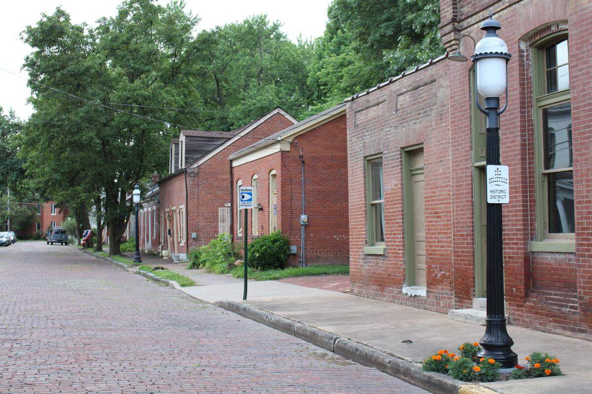 East Garfield Street, which is lined with German street houses built in the 1800s, is part of Old Belleville Historic District, one of three historic districts in the city.