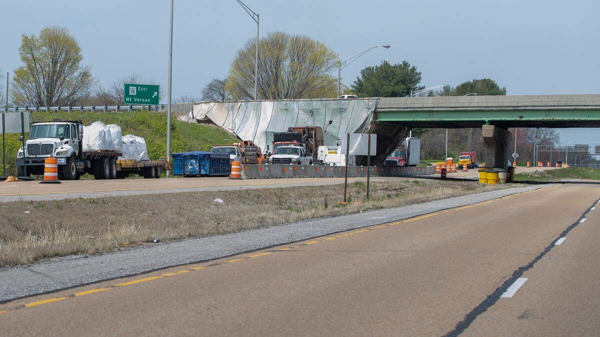 Illinois 15 eastbound has been reduced to one lane in Belleville where the Illinois 13 bridge crosses the highway. Lane restrictions will continue through June at this intersection for west and east bound traffic as crews paint the bridge structure.