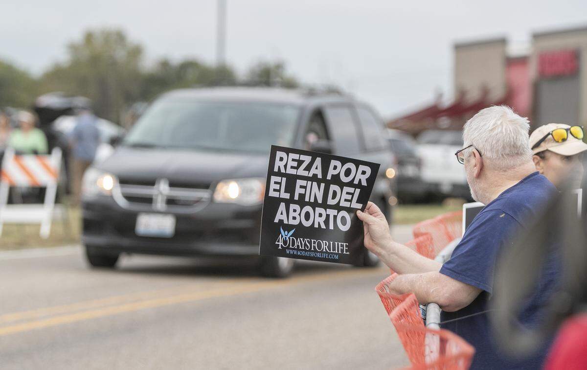 Pro-life groups rallied Wednesday outside of the new Planned Parenthood clinic in Fairview Heights, IL. The clinic will offer medicinal and surgical abortions when it opens. This comes as St. Louis, Missouri clinic may lose license.