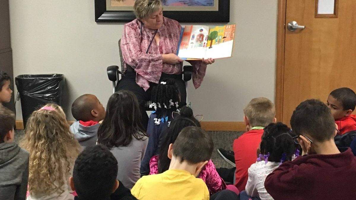 Retiring O’Fallon District 104 Superintendent Dawn Elser reads to students. She taught first grade in the district for 17 years.