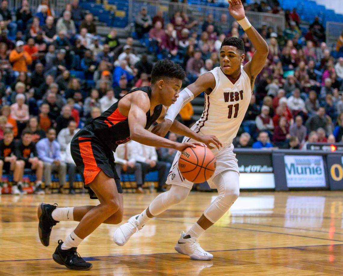 Edwardsville’s Malik Robinson drives against Belleville West’s Malachi Smith during Friday’s O’Fallon Class 4A IHSA Regional Championship game at O’Fallon’s Panther Dome.