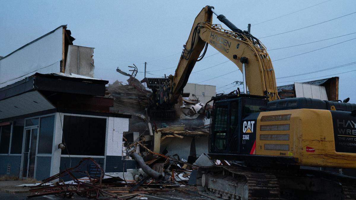 Operating engineers at Hayden Wrecking commence demolition at the former Steak N’ Shake in Fairview Heights on Jan. 22, 2024.