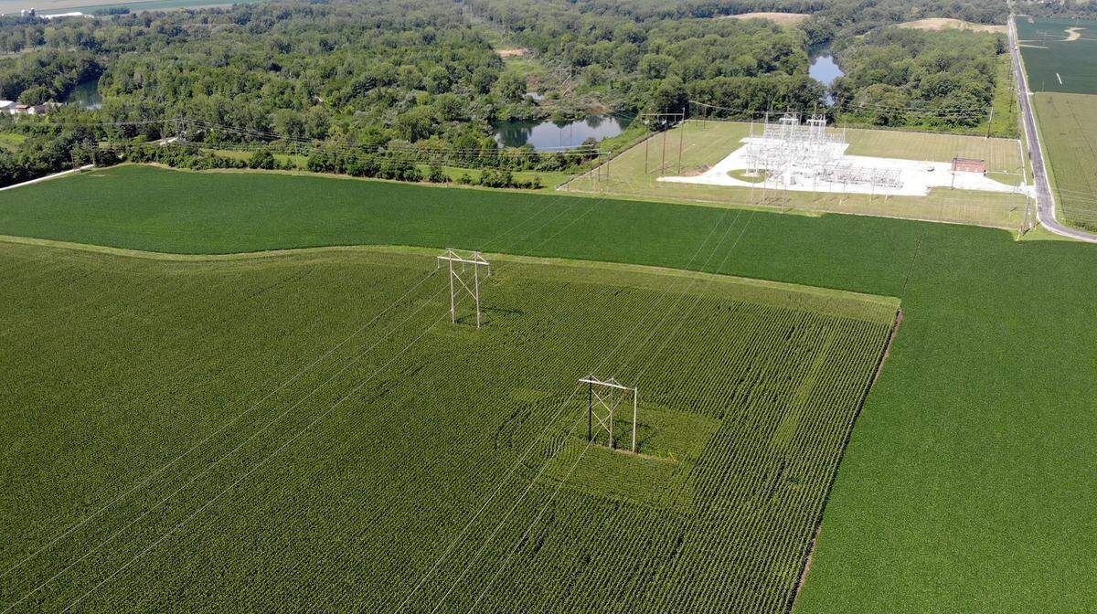 The 4-megawatt solar farm on Cathleen Lindauer’s land will be built on 40 acres to the left of the power substation on Park Road, near Illinois 159.