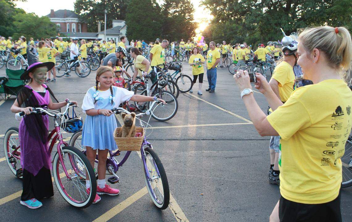 Susan Brennan snaps a photo of daughters Kelly Cohn and Natalie Cohn, both 10.