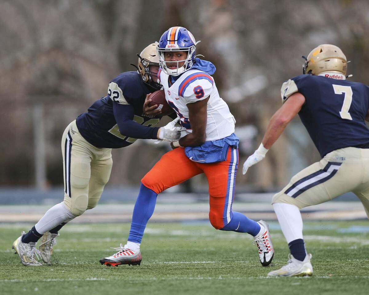 East St. Louis quarterback Robert Battle carries the ball during the IHSA Class 6A semifinals against Lemont. Battle and the Flyers defeated Lemont 32-29 to advance to the state championship game.