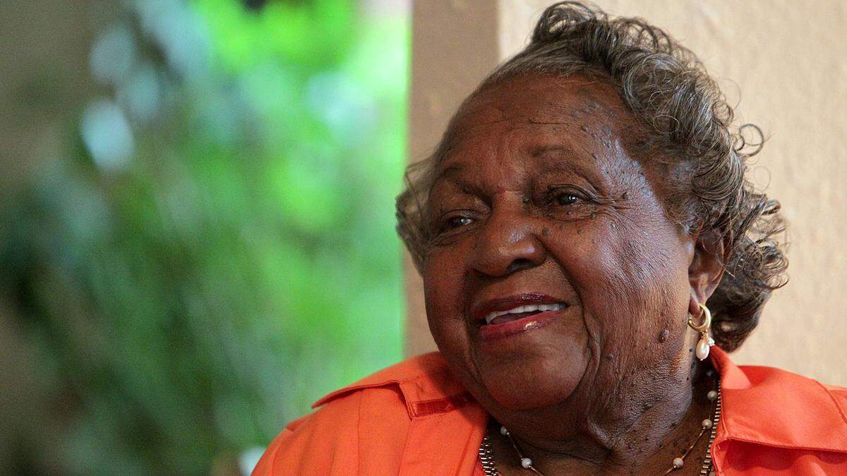 Mattie Malone tells stories while she talks with family members and a News-Democrat reporter while at Malone’s East St. Louis home.