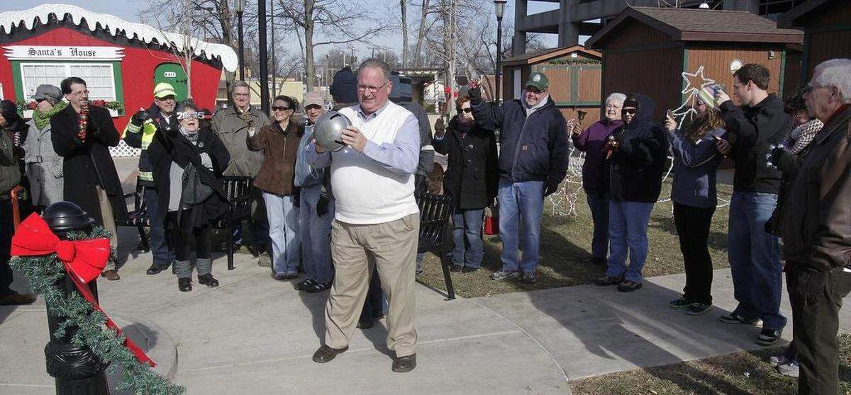 People gathered on the northeast quadrant of Public Square at noon on New Year’s Day 2015 using a variety of bells of all sizes and sounds. Belleville Mayor Mark Eckert (center) lead the bell-ringers for two minutes of ringing. Bring some bells and ring in 2020 at noon Wednesday, Dec. 31.