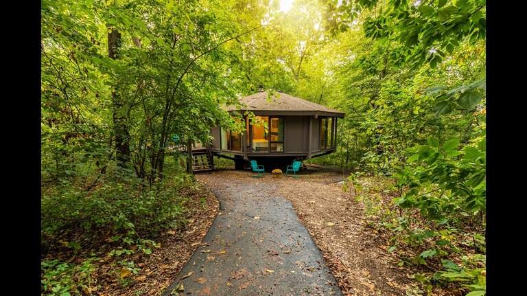 This mid-century modern spot is the most ‘wishlisted’ Airbnb rental in Illinois