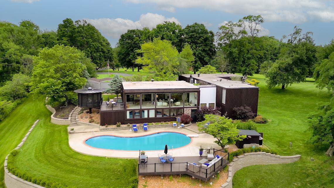 Midcentury Illinois ‘compound’ on 55 acres with view of St. Louis arch listed for $2.5M