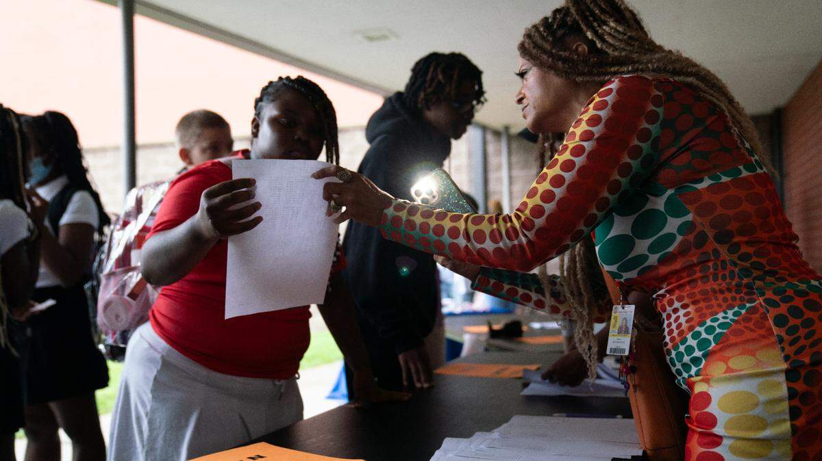 Robin Witherspoon helps a student find their respective classroom during Lincoln Middle School’s first day of school on Aug. 14, 2023. Lincoln Middle School and Officer Elementary opened on the same day, each filled with staff and community partners cheering on students as they entered the building.