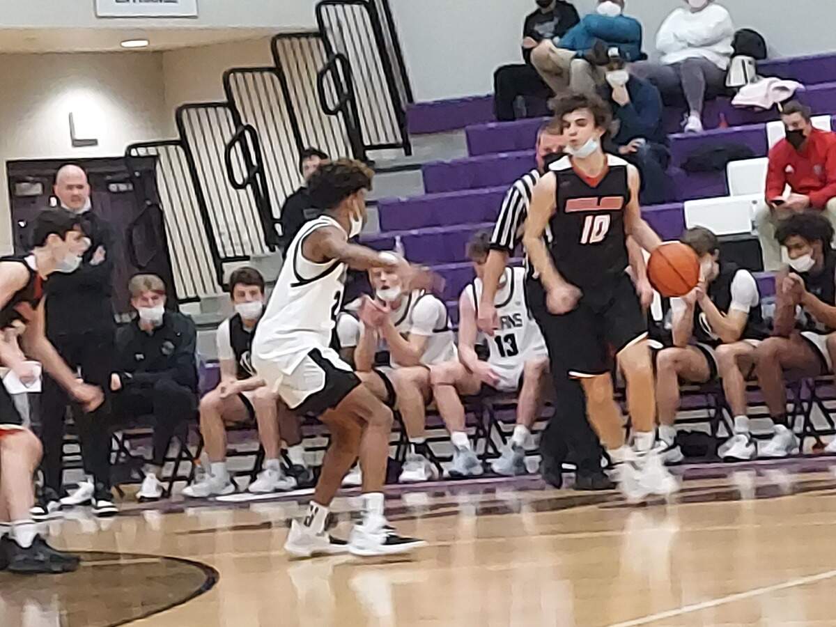 Highland’s Logan Powers look to run run a play against Mascoutah guard Darien Singleton during a Mississippi Valley Conference game Friday, Jan. 14, at Mascoutah High School. The Indians ultimately coasted to a 67-45 victory.
