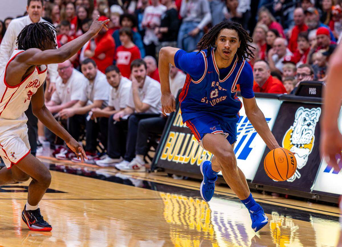 East St. Louis’ Jamison White drives the floor in the Flyers’ championship victory at the Waterloo Class 3A Sectional.
