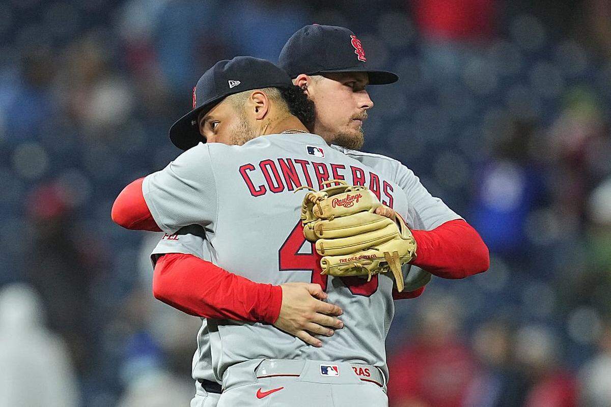 PHILADELPHIA, PENNSYLVANIA - MAY 14: Nolan Gorman #16 of the St. Louis Cardinals hugs Willson Contreras #40 after the game against the Philadelphia Phillies during game two of a doubleheader at Citizens Bank Park on May 14, 2025 in Philadelphia, Pennsylvania. The Cardinals defeated the Phillies 14-7. (Photo by Mitchell Leff/Getty Images)