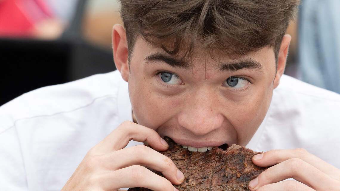 ‘A lotta bull’: 72-oz steak challenge draws crowd to Route 66 metro-east stop