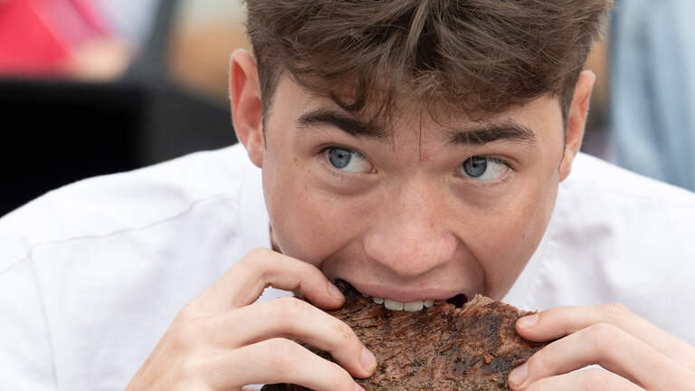 ‘A lotta bull’: 72-oz steak challenge draws crowd to Route 66 metro-east stop