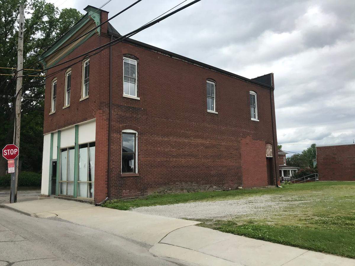 The city of Belleville is accepting proposals for an 1887 building and vacant lot at 123-127 Mascoutah Ave. Developers must be willing to renovate, repurpose and return it to property tax rolls.