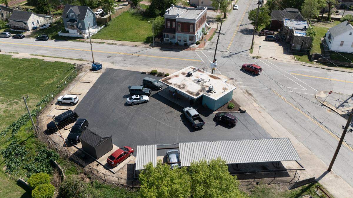 Drone photo showing Fast Eddie’s Fried Chicken in Alton, Ill.