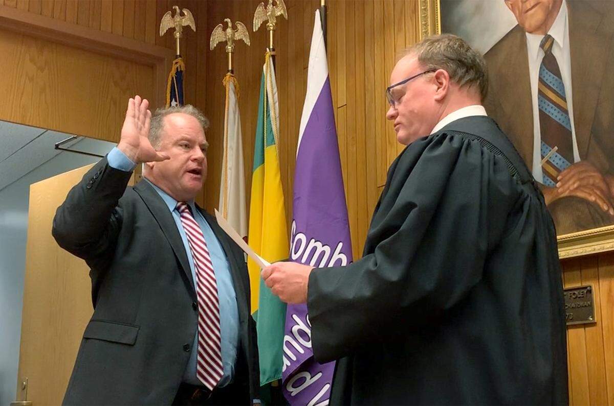 Chief Judge Andrew Gleeson, right, of the 20th Judicial Circuit Court, is shown swearing in James Gomric as St. Clair County state’s attorney last year.