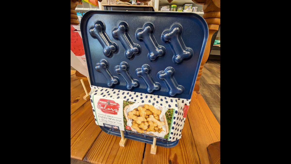 Make some treats for your dogs with this fun baking pan and treat mix set. Use the tray later to make treats of your own.