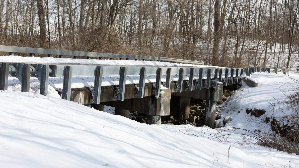 “Hernando’s Bridge” in Milstadt has an urban myth surrounding it. Locals of all ages claim to have been witness to a variety of supernatural happenings, from seeing bodies in the creek below to having their car shut off when crossing at midnight.