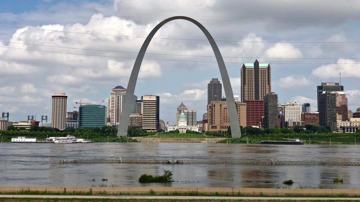The view of the St. Louis Arch and the downtown business district from Illinois.