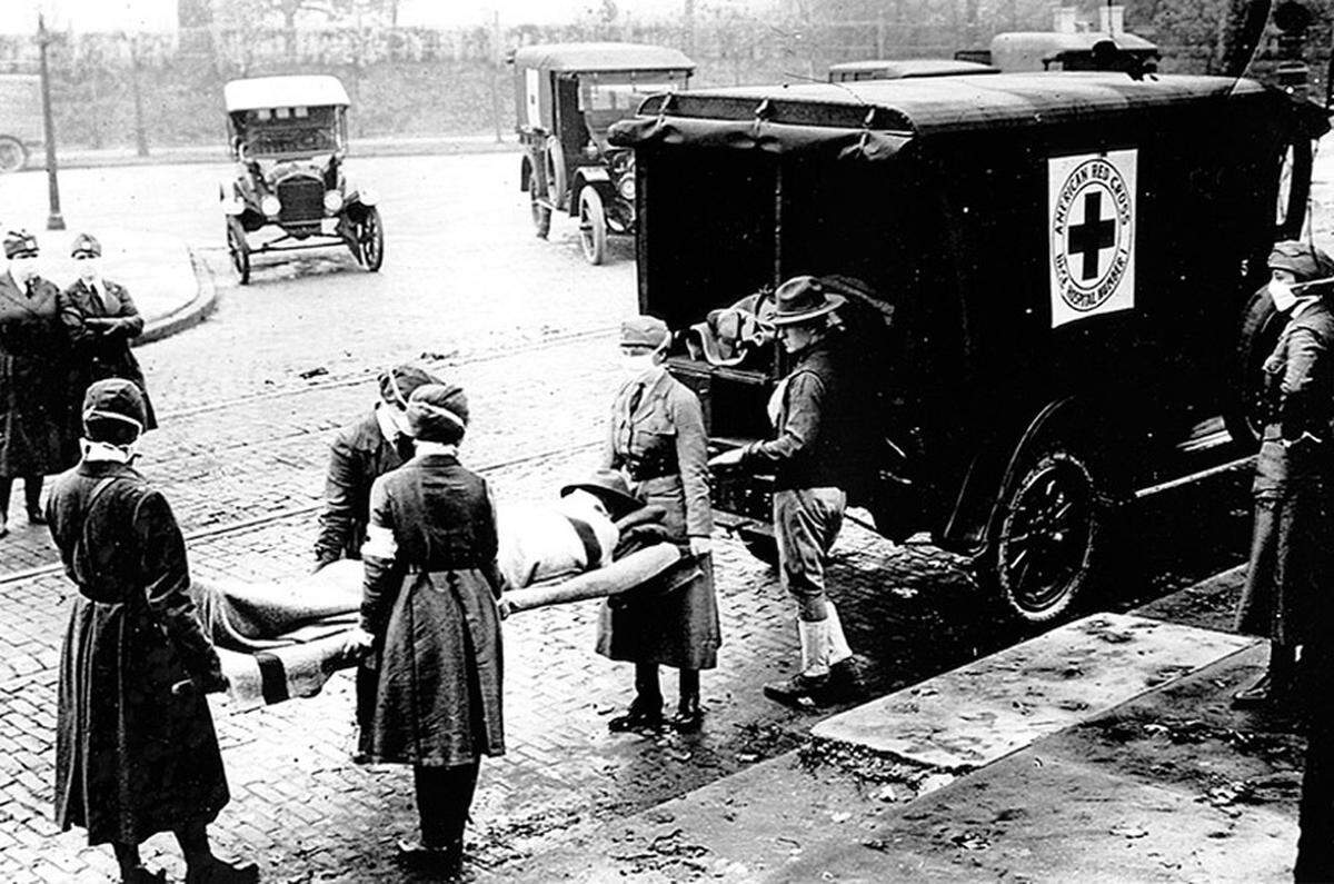 American Red Cross volunteers chauffeur nurses from one quarantine house to another in St. Louis, Mississippi, during the 1918 influenza pandemic.