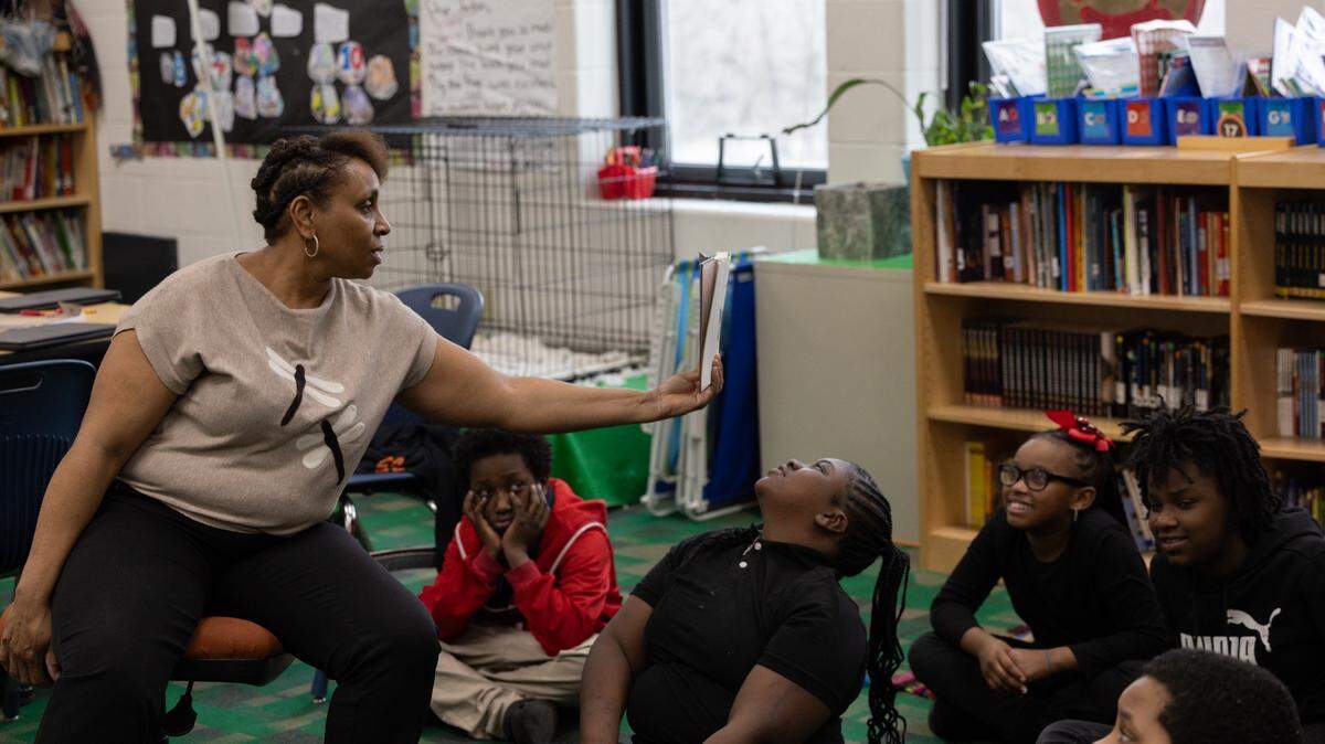 Nina McLean of James Avant Elementary School in East St. Louis School District 189 reads “Charlie and the Chocolate Factory” to a group of fifth graders during class.