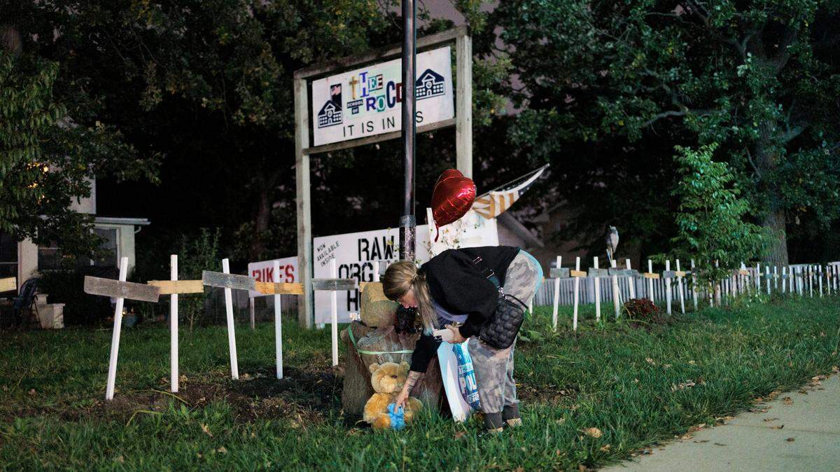 Iman Negrete places two teddy bears outside the Plainfield Township home, Sunday, Oct. 15, 2023, where Joseph Czuba, 71, allegedly stabbed 6-year-old Wadea Al-Fayoume to death and seriously injured his mother on Saturday after targeting them because they were Muslim. According to the Will County Sheriff’s Office, Czuba was upset about the ongoing conflict involving Hamas and Israel. (Armando L. Sanchez/Chicago Tribune via AP)