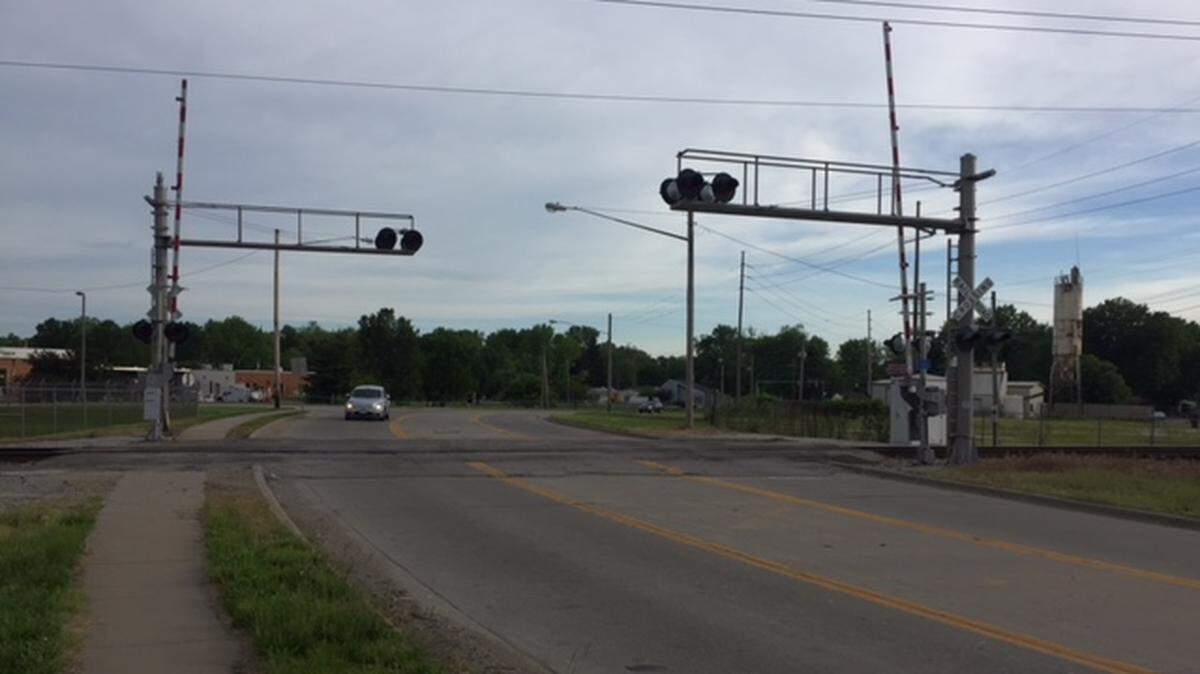 Here’s what to know about Illinois state law on how long trains can block railroad crossings, including exceptions and potentially limited enforceability.