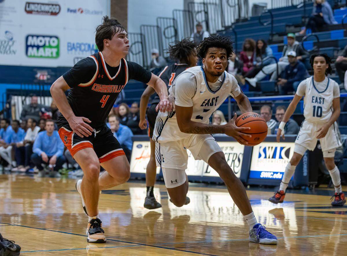 Belleville East’s Antwine Wilson drives to the basket during Friday night’s Southwestern Conference game against Edwardsville. The Lancers ultimately posted a 57-47 victory.