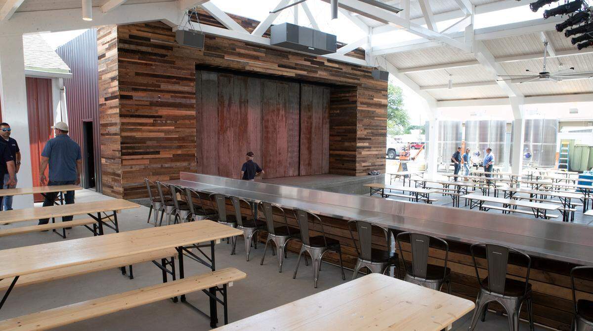 The Cider Shed expansion at Eckert’s in Belleville, Illinois adds a beer garden, lounge, concert and private event venue. A complete line of handcrafted hard cider and summer concert series will be featured. The 3,500 square foot venue hosts a full bar and dining room, which is connected to a covered outdoor pavilion. The pavilion, with a capacity for 400 people, serves as a beer garden for the farm with an outdoor bar and a large stage for concerts and fall entertainment.