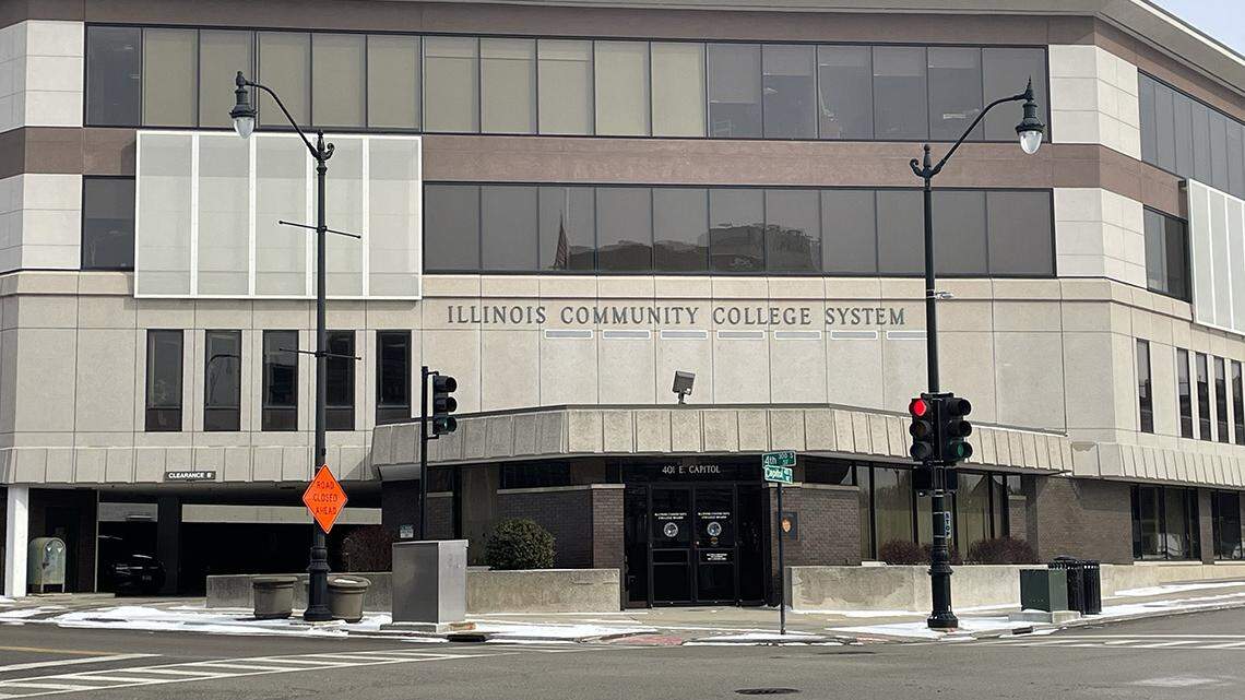 Should Illinois community colleges be allowed to offer 4-year degrees?