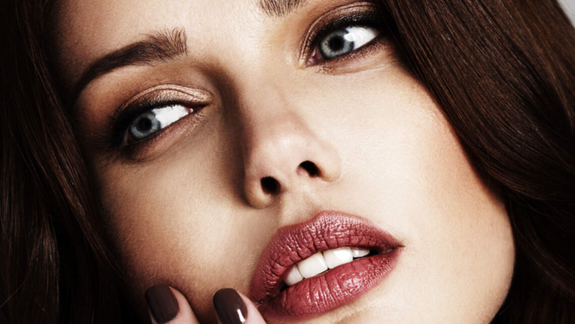 How Social Beauty Trends Are Bringing ’90s Matte Skin, Brown Liner and Smoky Eyes Back for 2026