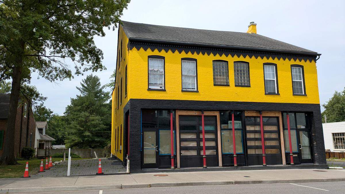 Front view of The Harp Pub and patio on the east side of the building