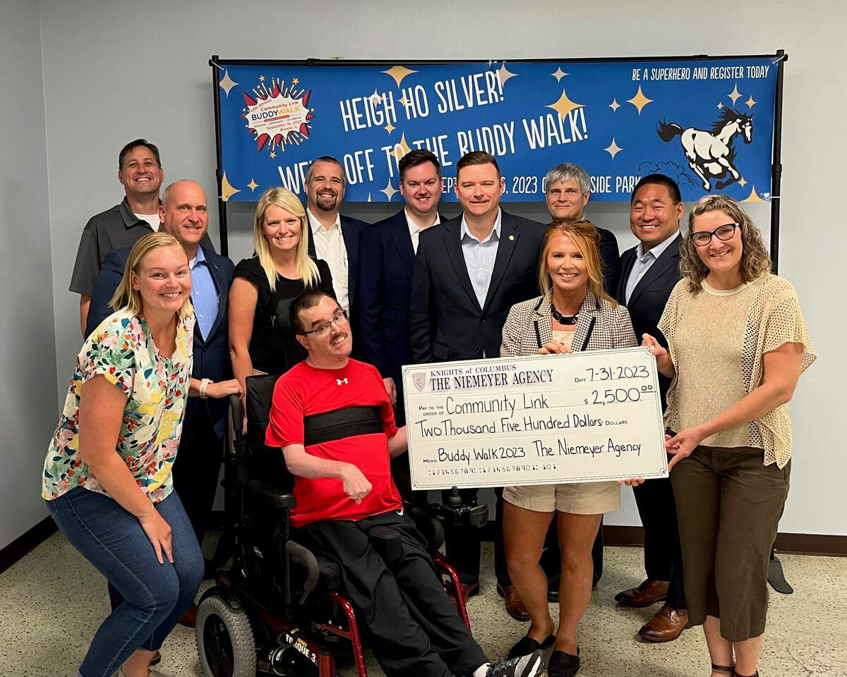 Knights of Columbus - Niemeyer Agency are Presenting Sponsors for Community Link’s 17 th Annual Buddy Walk. Pictured are (back row, from left) John Huelskamp of Community Link; Brian Albers, Tricia Albers, Greg Mehochko, Ian Timmermann, Shaun Moore, Bryce Levanti and Jeff Niemeyer of The Niemeyer Agency; (Front row, from left) Katie Newman and Gary Briggs of Community Link; Chelsi Beimfohr of The Niemeyer Agency; and Michelle Delfel of Community Link.