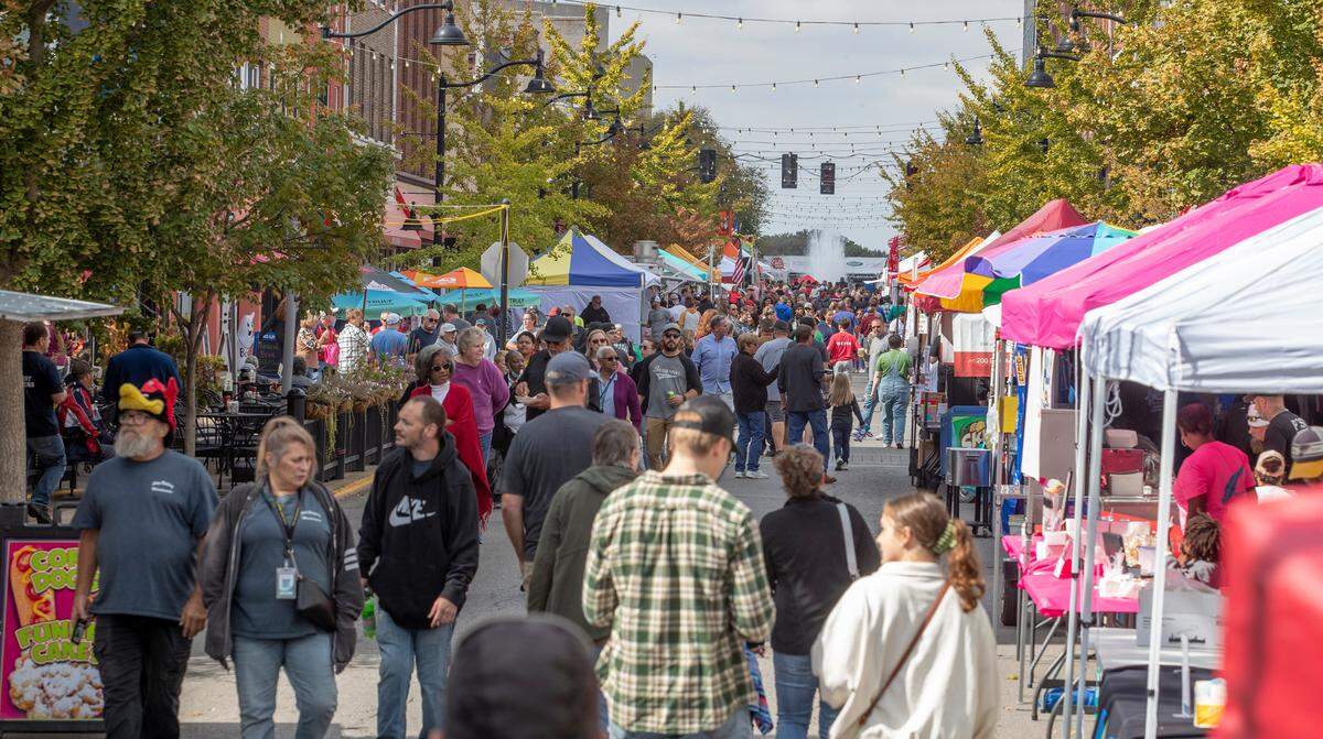 Downtown Belleville was packed during lunch for the 38th annual Chili Cook-Off. Over 40 vendors live entertainment and more highlighted this year’s event, which concluded Saturday night in Belleville.