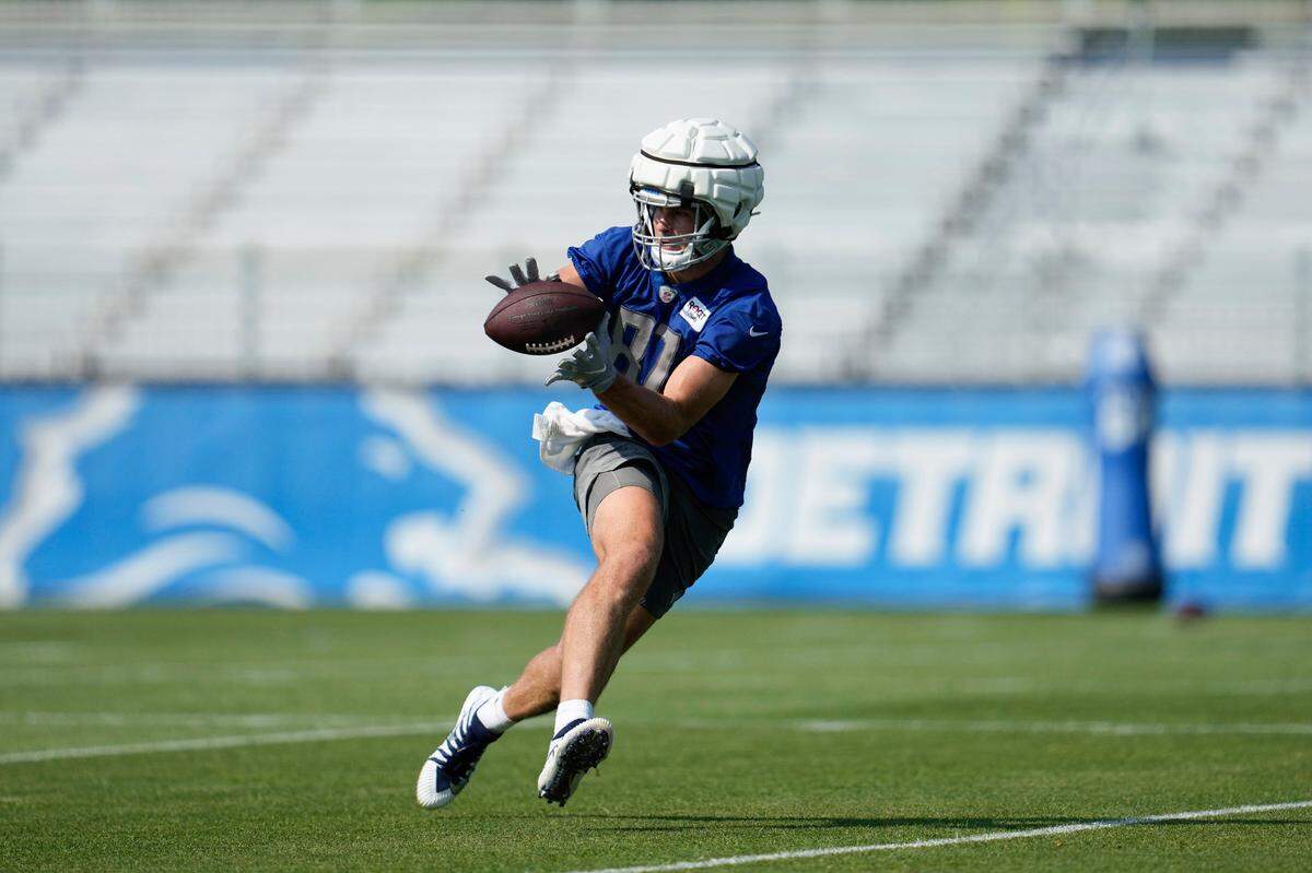 Detroit Lions tight end Sam LaPorta (87) catches a pass during an NFL football practice in Allen Park, Mich., Monday, July 24, 2023. (AP Photo/Paul Sancya)
