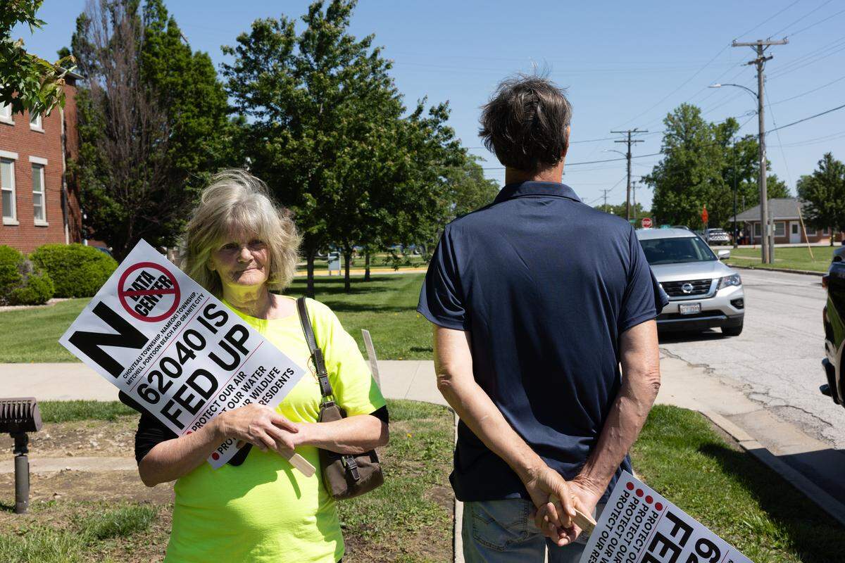 Linda Blunt, a precinct committeewomman for Venice, stands next to her husband Richard prior to a board meeting for America’s Central Port District.
