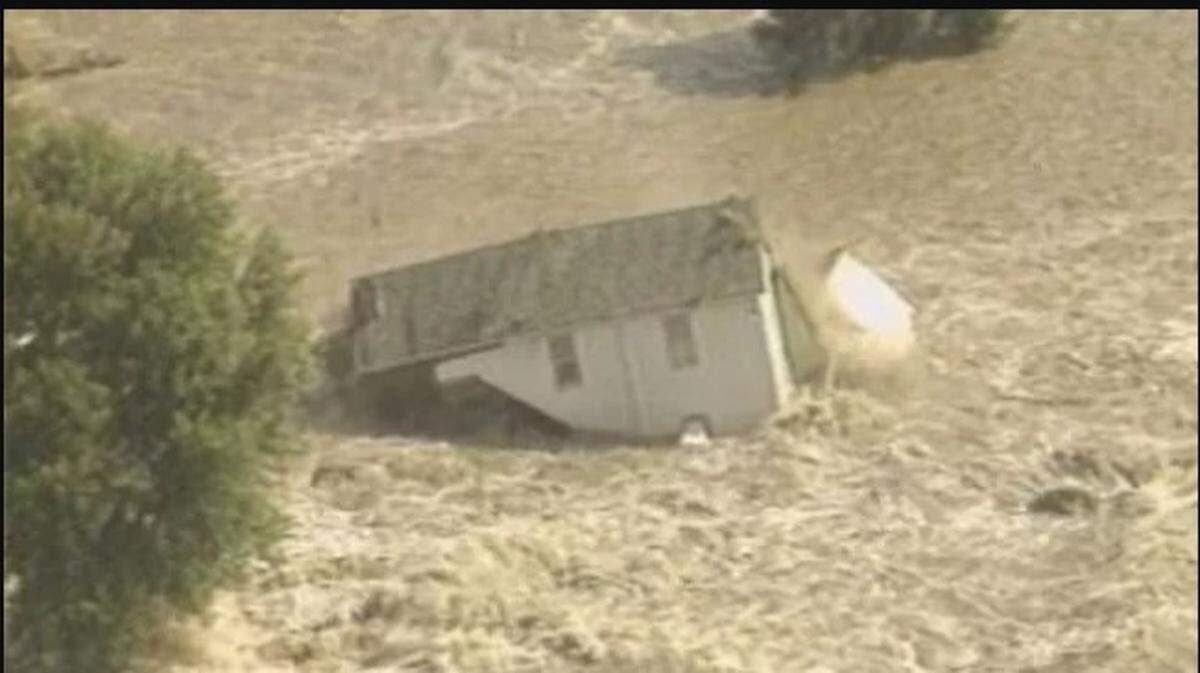 The Gummersheimer farmhouse floats away after the levee breaks on Aug. 1, 1993, near Columbia.