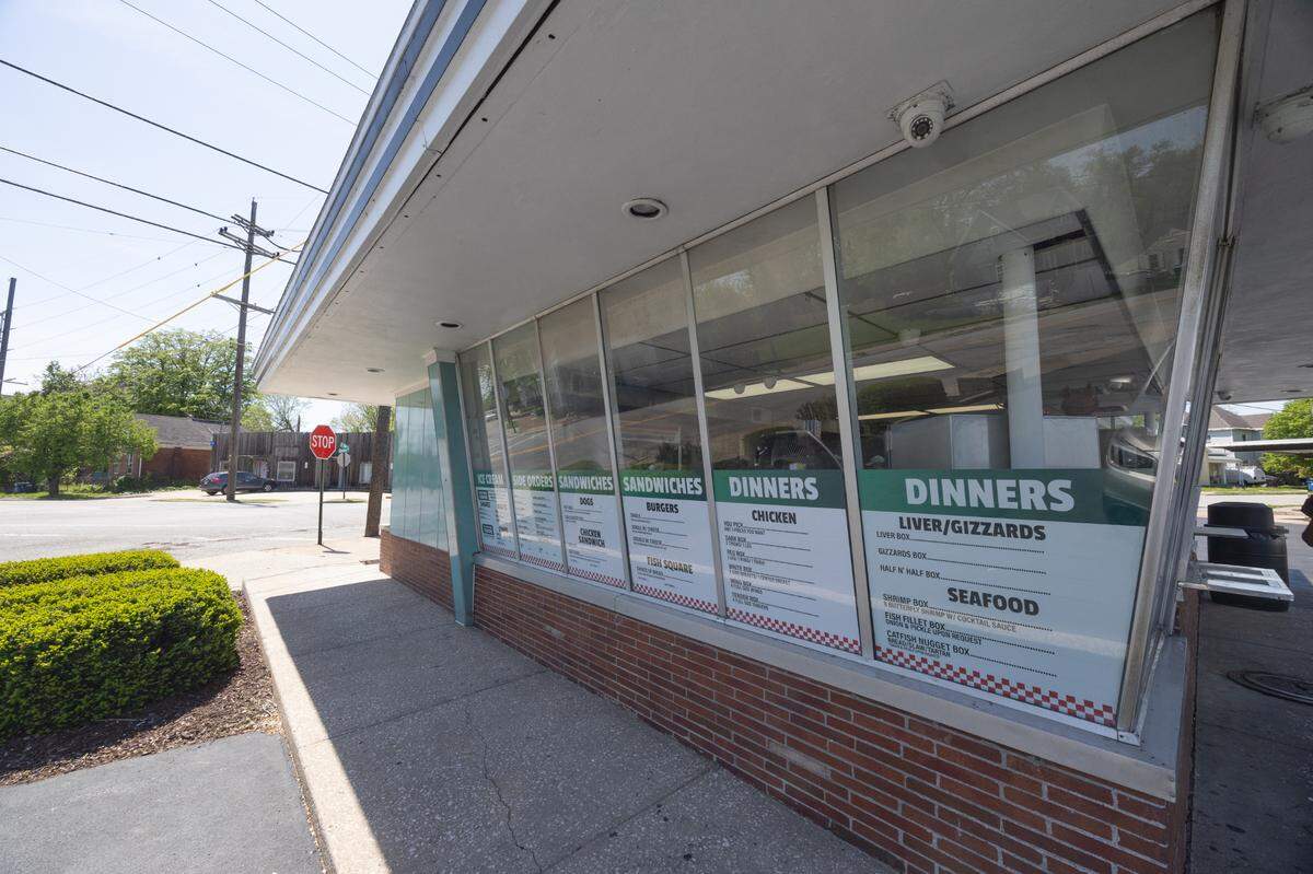 The menu at Fast Eddie’s ranges from chicken dinners and sandwiches to fried okra and green beans.