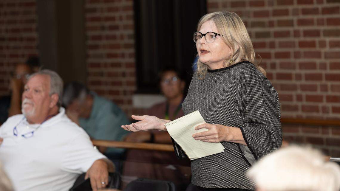 Opponents, supporters of solar farm at Belleville cemetery face off at meeting